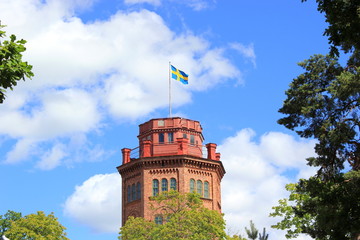 Schwedische Flagge auf einem Aussichtsturm in Stockholm gehisst