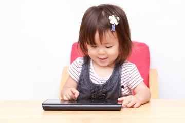 Naklejka premium タブレットを使う幼児(1歳児)