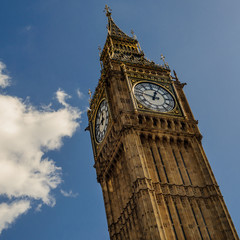 Fototapeta na wymiar Big Ben en un dia soleado en London, Londres, Reino Unido