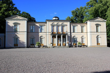 Fototapeta na wymiar Blick auf die Front von Schloss Rosendal in Stockholm (Schweden)