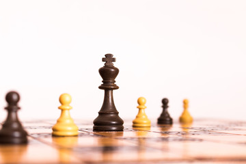 Scacchi fotografati su una scacchiera