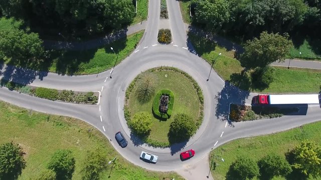 Video von einem Kreisverkehr mit Autos und LKW