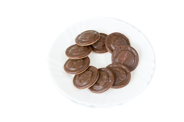 печенье бисквитное в шоколаде на белой тарелке 