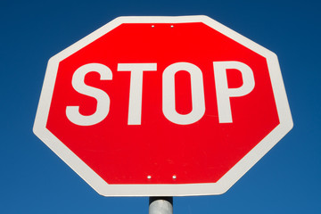 Deutsches Verkehrszeichen: Halt! Vorfahrt gewähren.