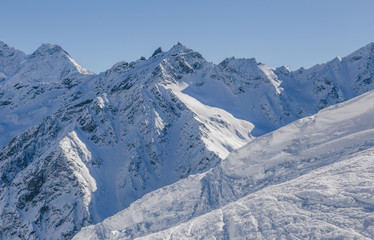 Fototapeta na wymiar Ski track in front of high mountains