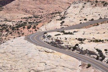Eine Straße, die sich wie eine Schlange durch ein zerklüftetes Gebiet schlängelt. Der Highway 12 im Südwesten der USA.