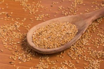 Gold linseed into a spoon