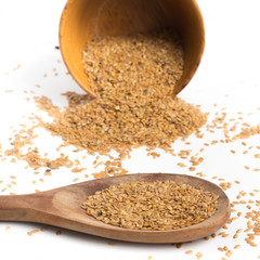 Gold linseed into a spoon