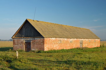 Obraz premium A lone barn in a field.