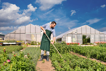 Bauer arbeitet auf dem Feld in der Landwirtschaft