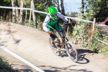 downhill mountainbiker