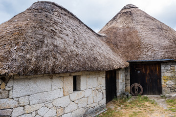 Fototapeta na wymiar Palloza, casa tradicional con techo de paja, Piornedo, Lugo (España)