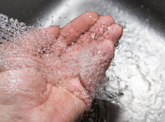 Fototapeta premium hand in the water in the sink