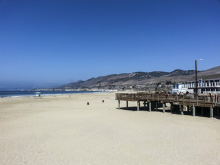Fototapeta na wymiar beach at Morro bay with pier