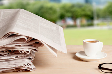 temiz havada sabah kahvesi ve gazeteler