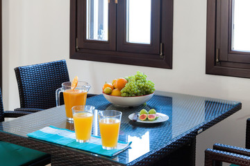 Esstisch mit Früchten und Orangensaft