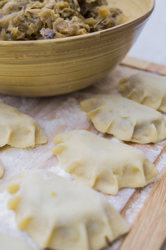 klejenie pierog&oacute;w z kapustą i grzybami 