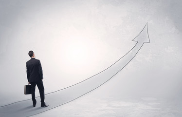 Obraz premium Business man standing on drawn arrow