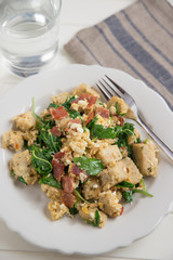 Knödel mit Ei auf Salat 