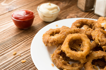 Golden onion rings with tomato sauce