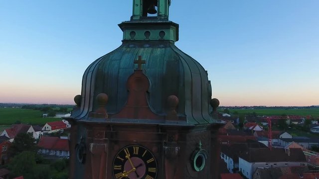 Video Kirchenaufnahme Dach von Uhr mit Kirchturm Spitzen mit goldenem Hahn und abendlichem Panorama