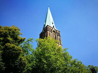 Die katholische Herz-Jesu-Kirche in der Wolbecker Straße im Sommer vor blauem Himmel im...