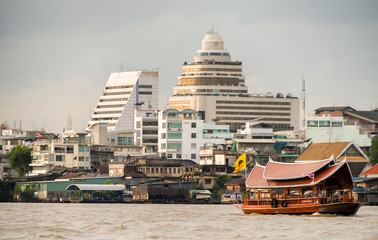 Fototapeta premium Bangkok skyline on a cloudy day