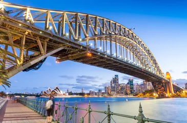 Foto op Plexiglas Sydney Harbour Bridge Hemelwaarts nachtzicht op de Sydney Harbour Bridge