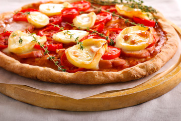Mozzarella and thyme pizza