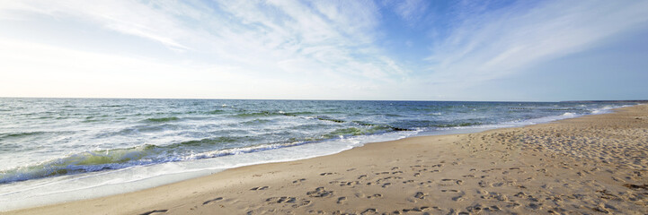 Urlaub am Meer - Sandstrand und Wellenrauschen - Banner / Panoroma 