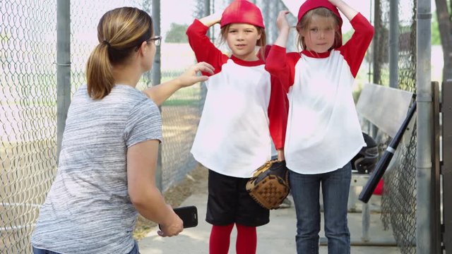Mom takes picture of daughters in little league team