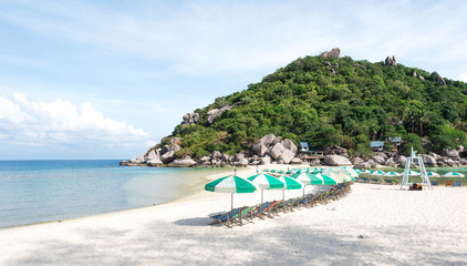 Fototapeta na wymiar Beach side with umbrella and chair at Nang Yuan Island, Thailand