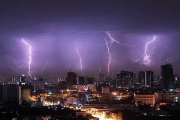 Foto op Plexiglas Onweer Bliksemstorm over stad in paars licht