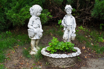 Figurki ogrodowe  i gazon © Senatorek