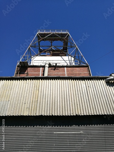 "Verkleidung aus Wellblech an der Fassade einer stillgelegten Fabrik am