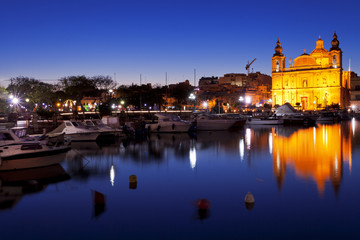 Obraz premium Msida Parish Church in Malta at night 
