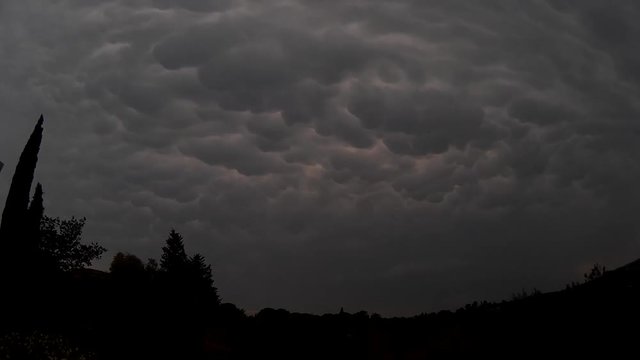 Timelapse - Cielo tempestoso con formazione di nuvole mammatus