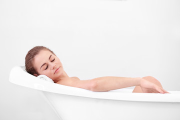 Obraz premium Beautiful girl relaxing in bathtub