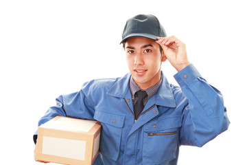 荷物を運ぶ笑顔の男性