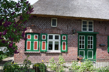 Fototapeta na wymiar Typisches Haus in Wustrow, Darss, Deutschland