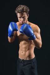 Plakat Confident young man preparing for box