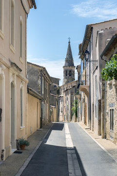 Fototapeta Narrow street in city center of Saint-Saturnin-les-Apt, a small