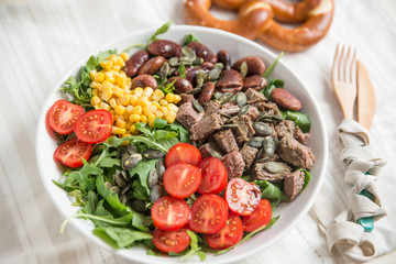 Bunter Salat mit Käferbohnen