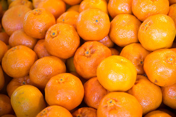 マーケットで売られているオレンジ