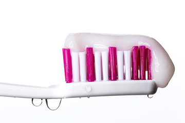 Zahnbürste mit Zahnpasta und Wassertropfen