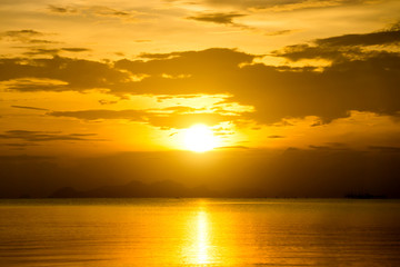 Obraz premium Beautiful sunset over sea