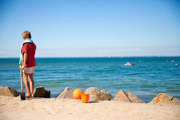Les enfants devant la plage