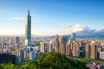 Naklejka premium Panoramę dzielnicy Xinyi w centrum Tajpej na Tajwanie.