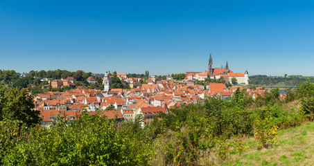 Obraz premium Meißen mit Blick auf die Stadt und den Burgberg mit Dom und Albrechtsburg