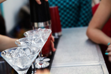 Obraz na płótnie Canvas Bartender preparing cocktail for guests
